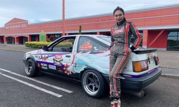 レーシングドライバー「塚本 奈々美」のNFTを発行。DAOLaunchが、e-SportsBIKEを展開するMETRAとのパートナーシップを締結
