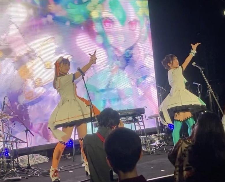「コインムスメ」ライブパフォーマンス1